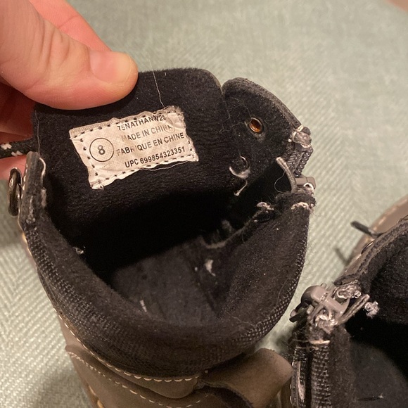 Boy 8 cute winter boots - Picture 3 of 3